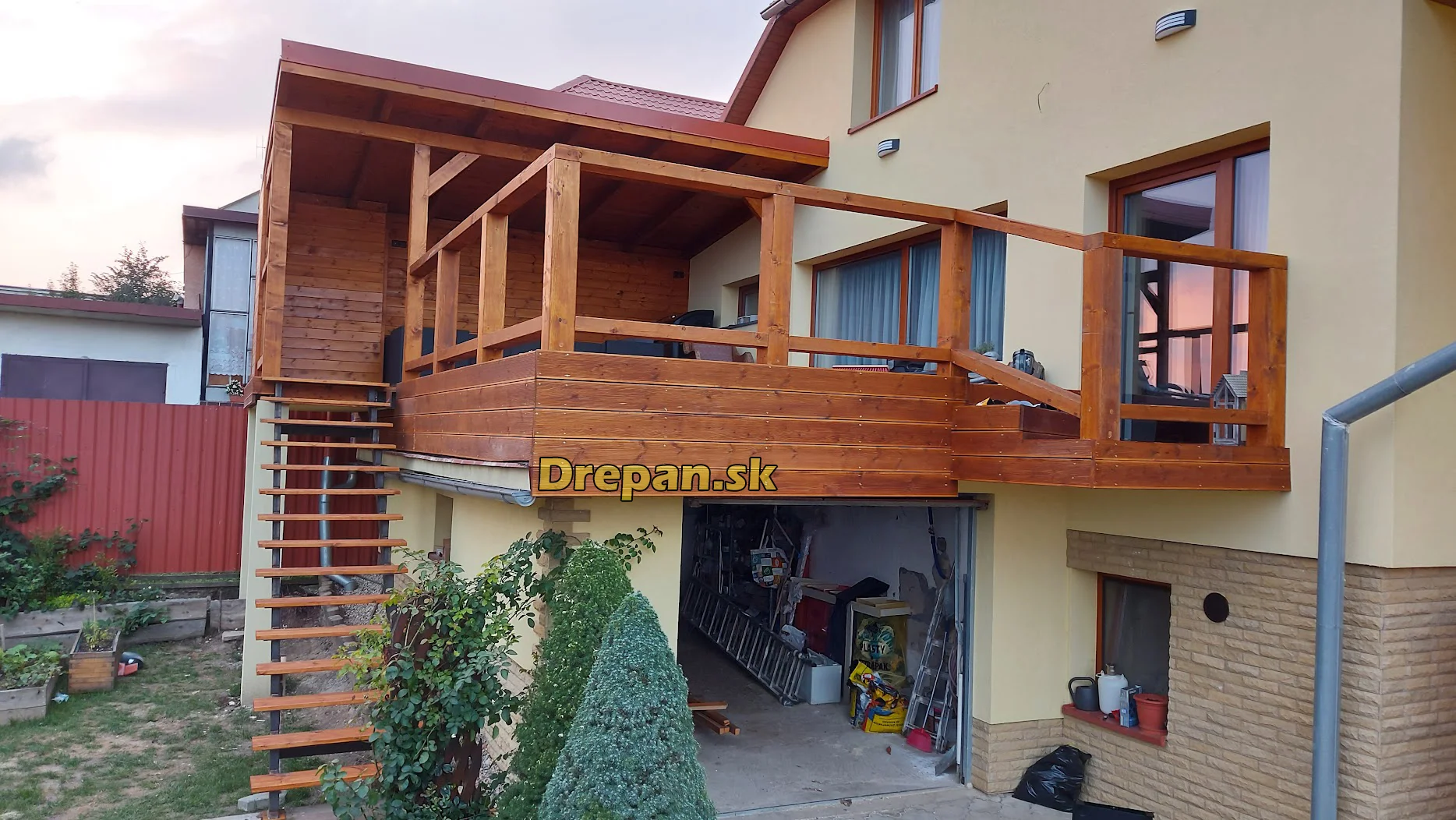 Drevená terasa s pergolou a zábradlím prilepená k poschodiu rodinného domu, vonkajšie schodisko k záhrade, projekt 42, DREPAN, východné Slovensko