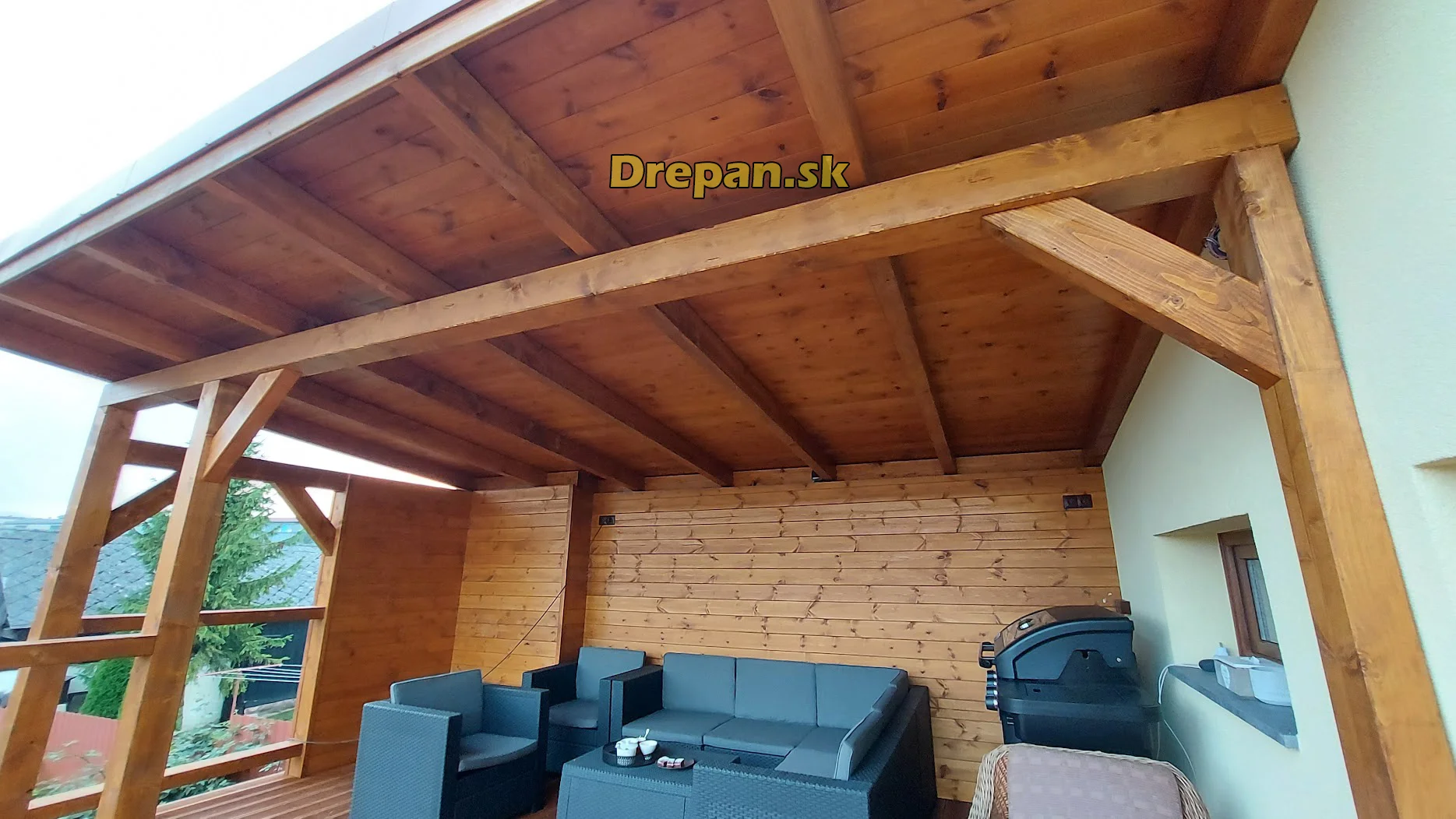 Pergola s drevenými stĺpmi a dreveným podhľadom kryjúca terasu so sedením, pohľad zdola, projekt 42, DREPAN, východné Slovensko