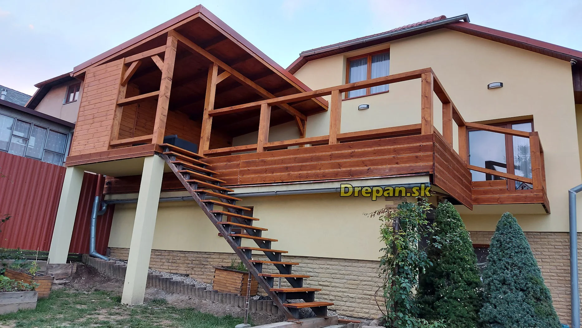 Drevená terasa s pergolou na poschodí rodinného domu, prístup po vonkajšom drevenom schodisku, projekt 42, DREPAN, východné Slovensko